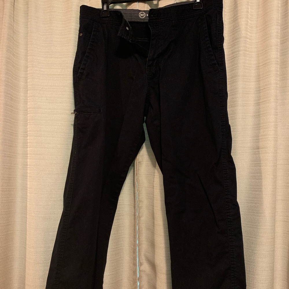 Men’s Weatherproof cargo pants.